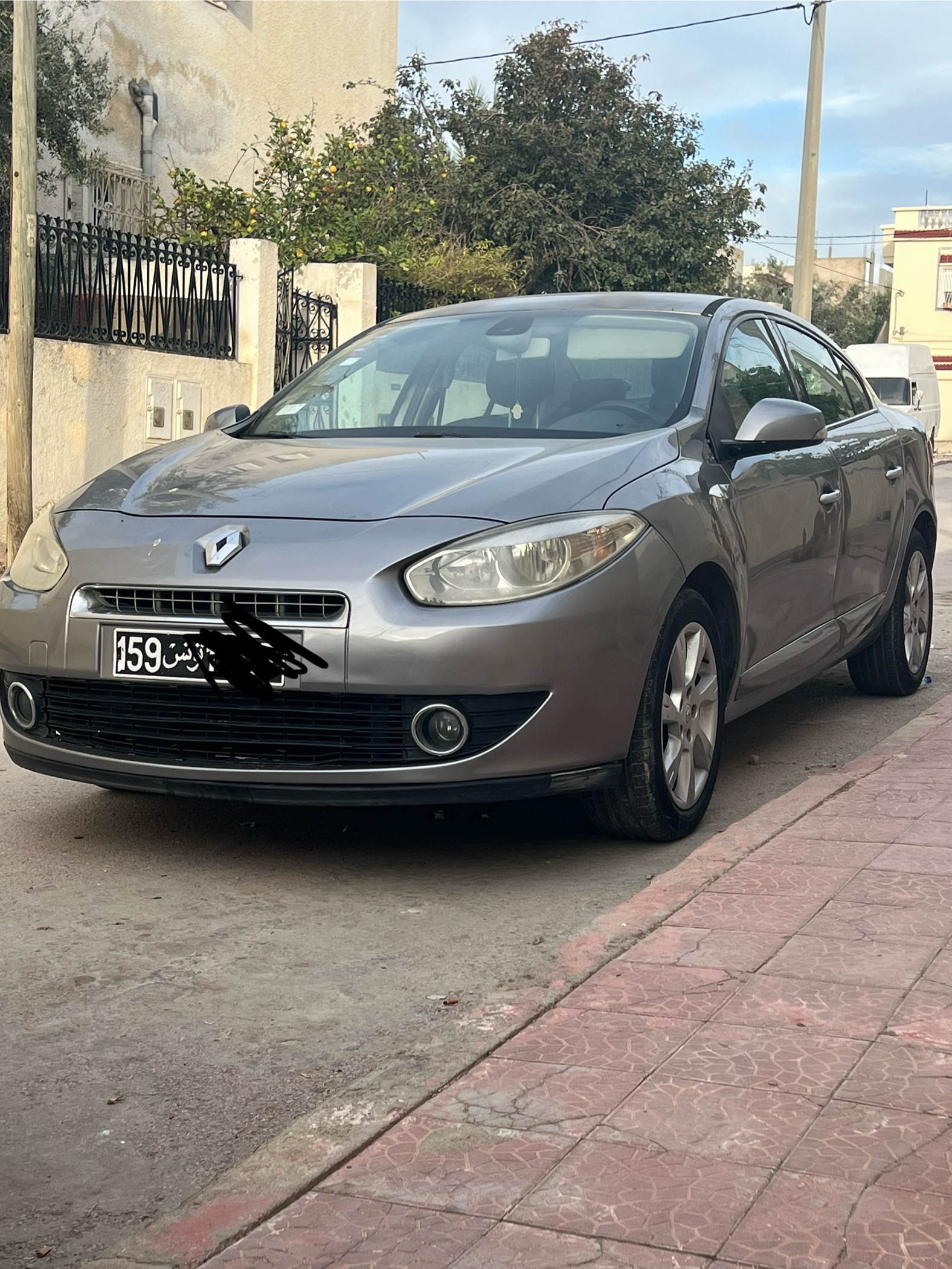 Ariana Ville Cite Ennouzha Renault FLUENCE Belle fluence bien entretenue