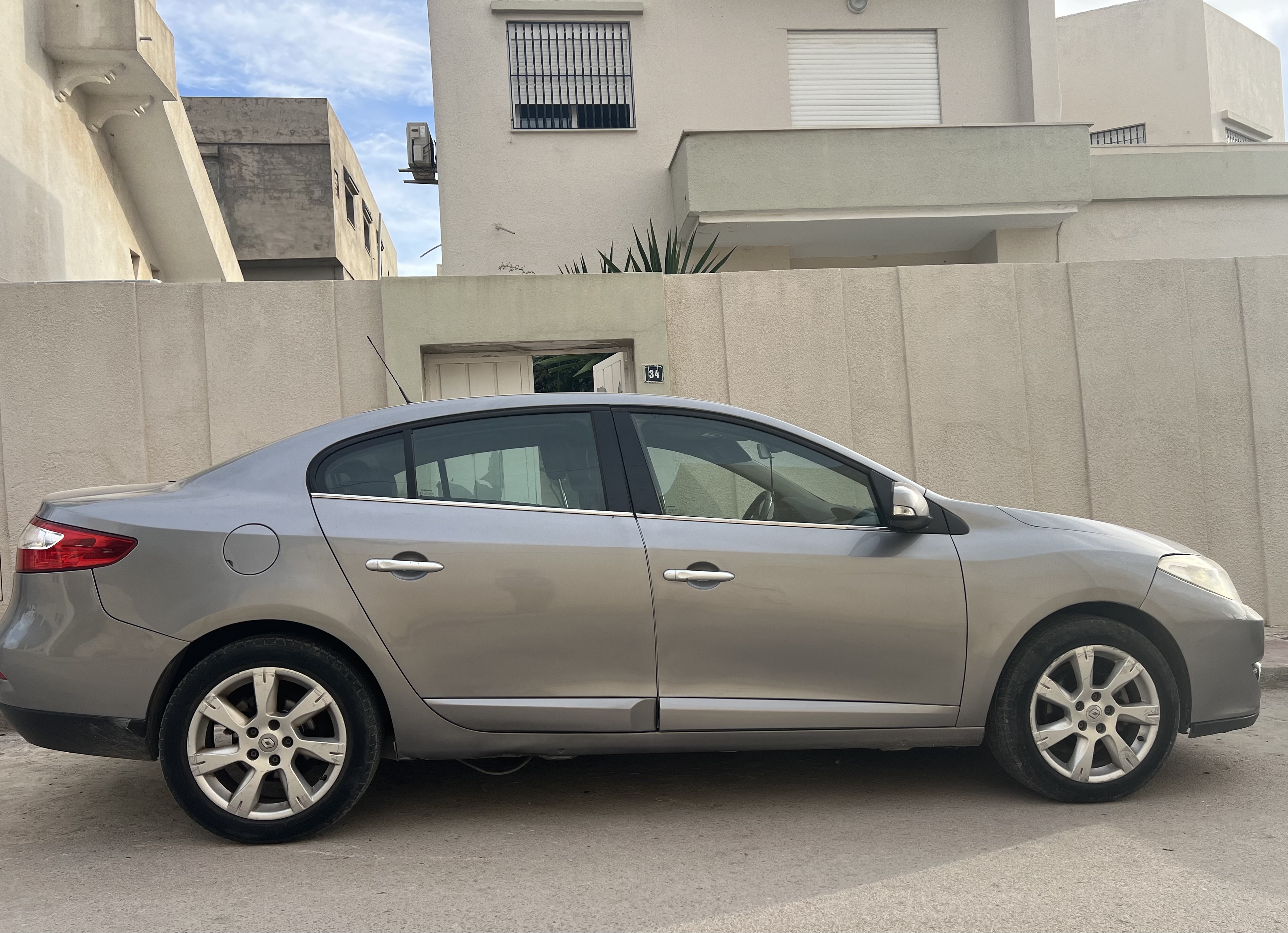 Ariana Ville Cite Ennouzha Renault FLUENCE Belle fluence bien entretenue