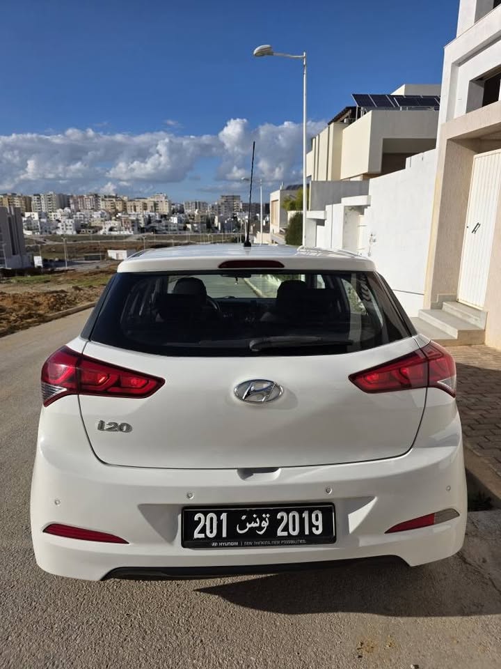 Mnihla&nbsp;Jardins d'el Menzah&nbsp;Hyundai&nbsp;Autre Mod�le&nbsp;Hyundai i20 en tr�s bon �tat
