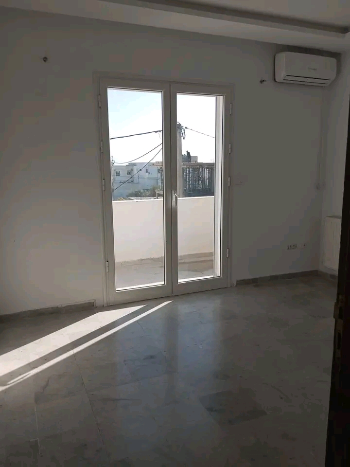 Ariana Ville&nbsp;Cite Ennasr 2&nbsp;Location&nbsp;Appart. 4 pi�ces&nbsp;�tage d'une villa s 3 cit� nasr