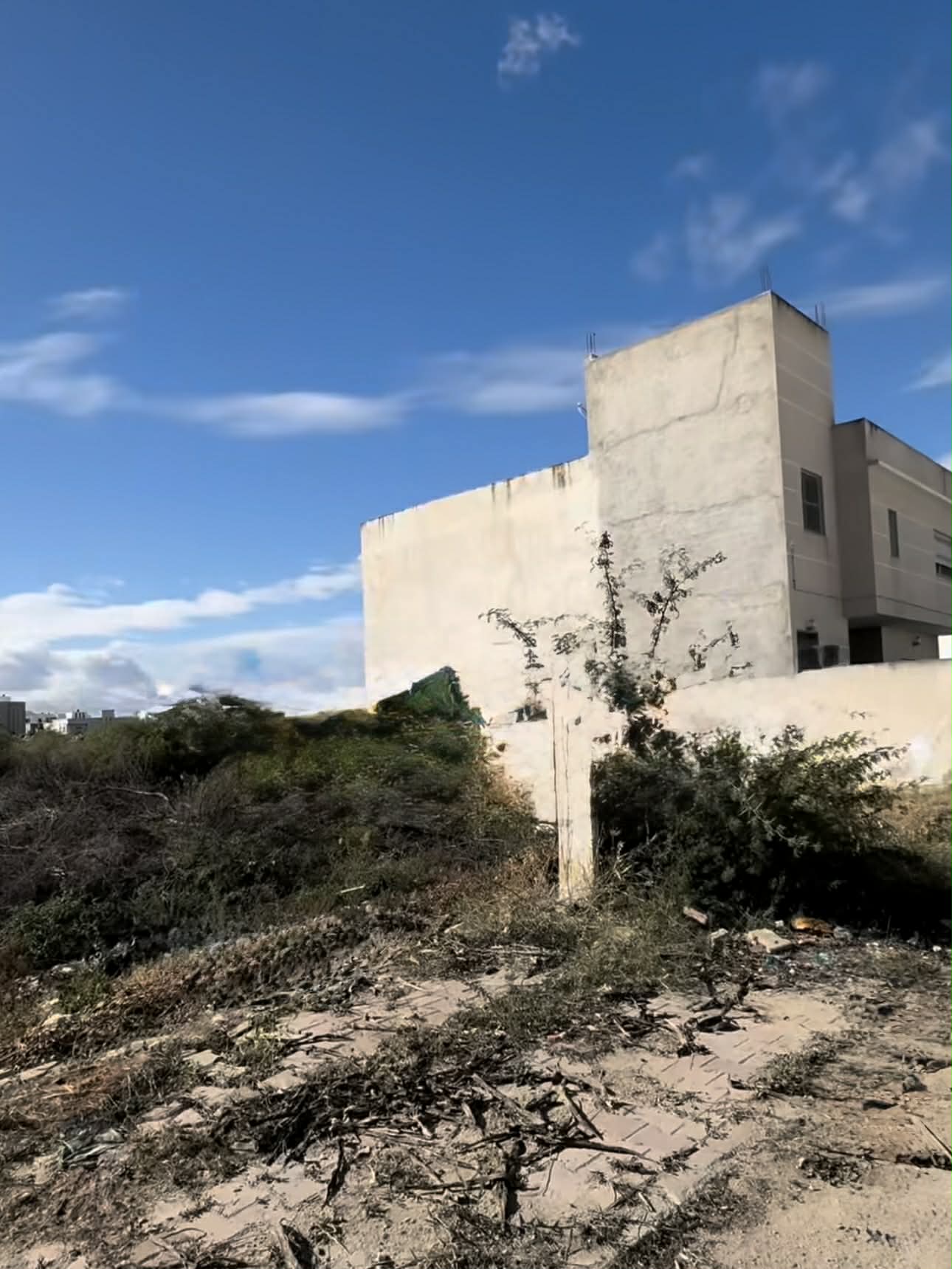 Rades&nbsp;Rades Meliane&nbsp;Terrain&nbsp;Terrain nu&nbsp;Terrain a rades meliane avec titre bleu