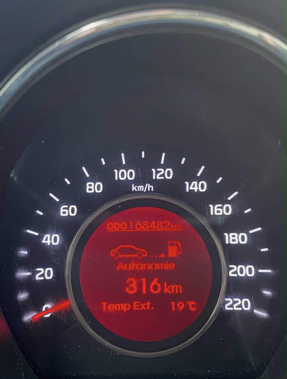 Sfax Ville&nbsp;Sfax&nbsp;Kia&nbsp;Rio&nbsp;Kia rio berline 2014  tr�s bon �tat  1�re main