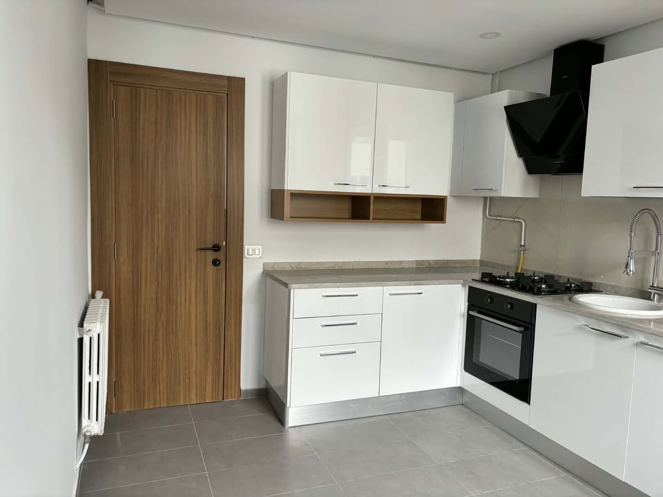 Ariana Ville&nbsp;Cite Ennasr 2&nbsp;Location&nbsp;Appart. 5 pi�ces+&nbsp;Menzah 9a agr�able appt s2 haut stg