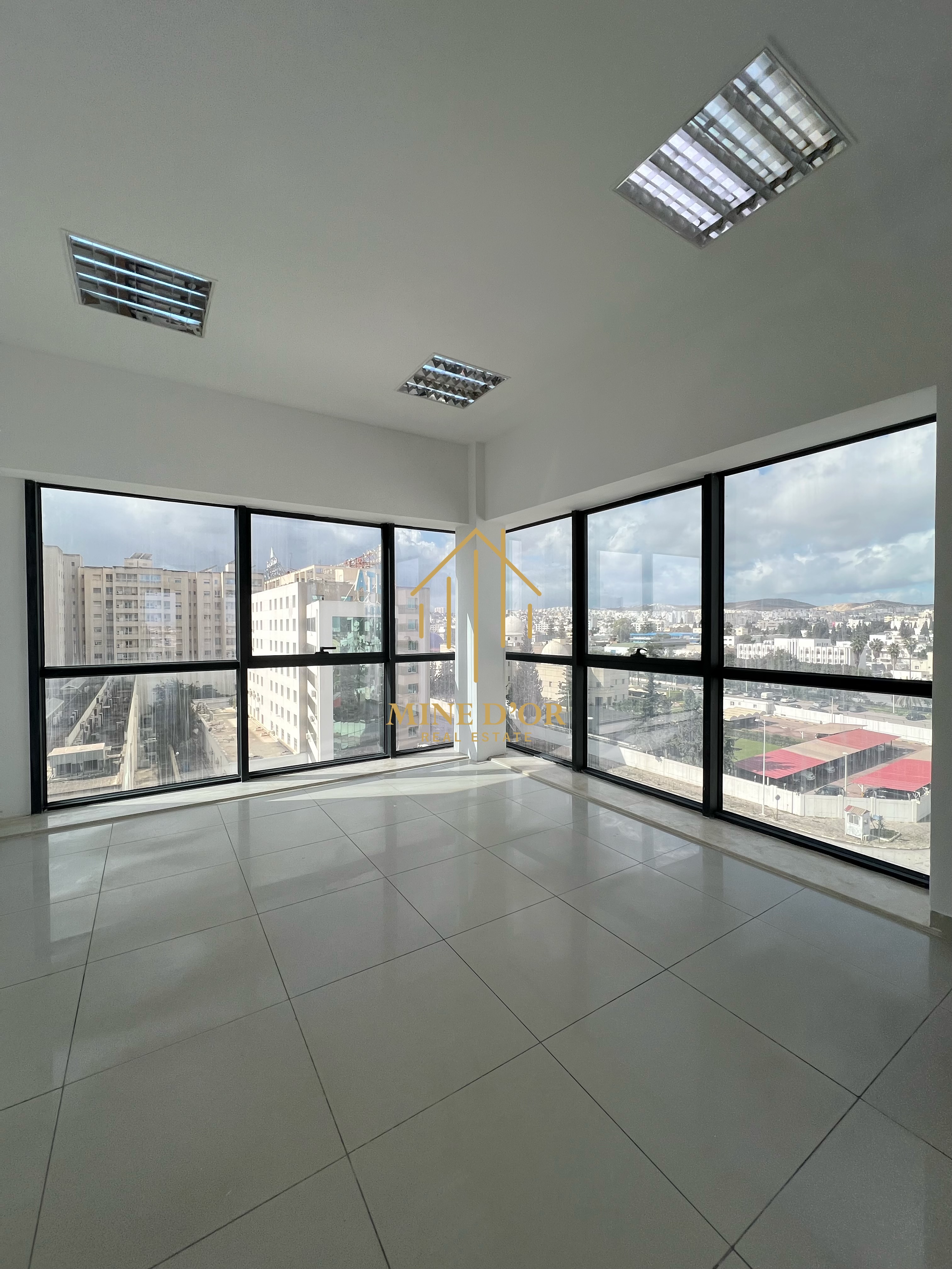 Cite El Khadra&nbsp;Zone urbaine nord&nbsp;Bureaux & Commerces&nbsp;Bureau&nbsp;Plateau spacieux 158m hts au centre urbain nord