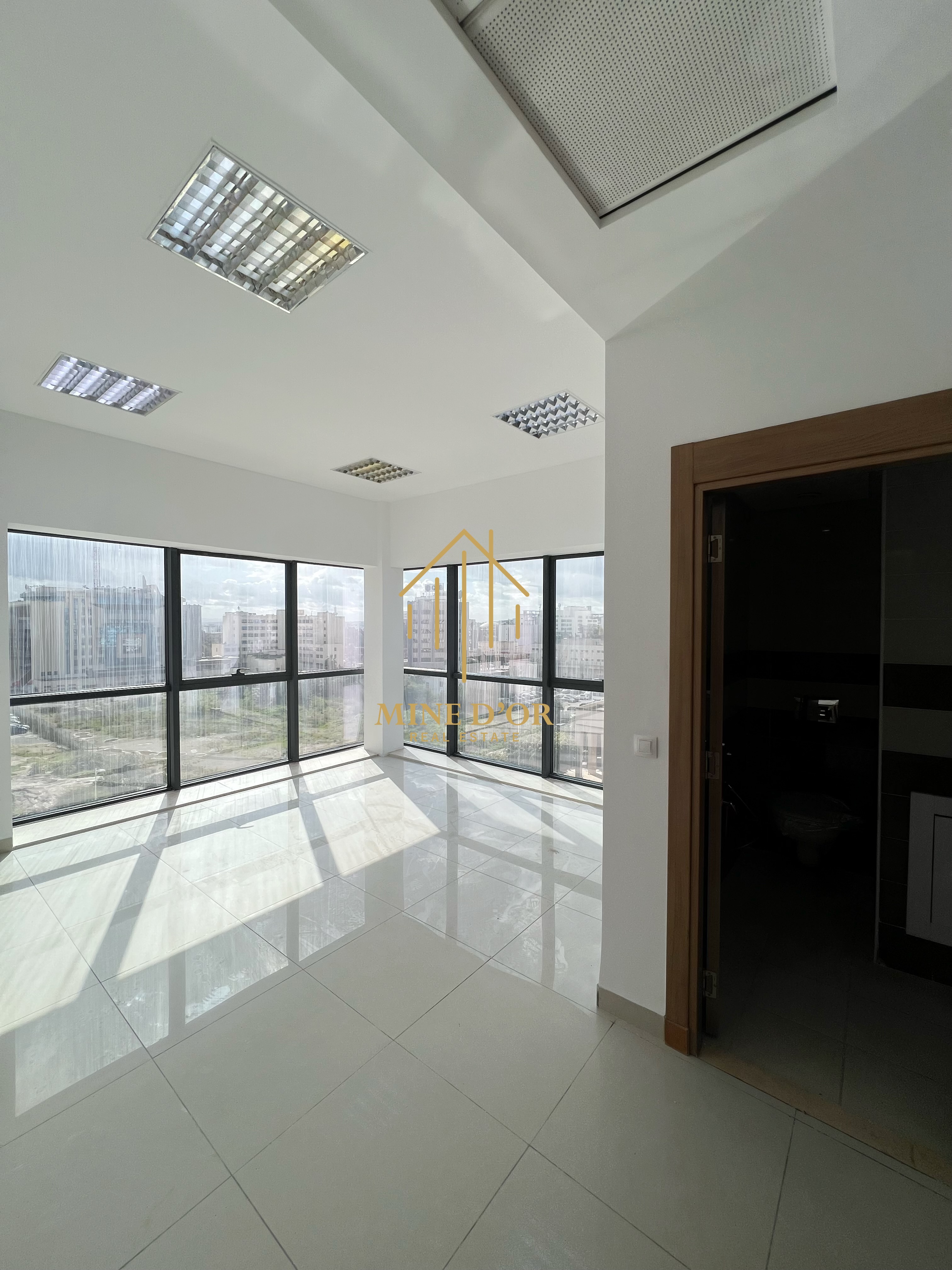 Cite El Khadra&nbsp;Zone urbaine nord&nbsp;Bureaux & Commerces&nbsp;Bureau&nbsp;Plateau spacieux 158m hts au centre urbain nord