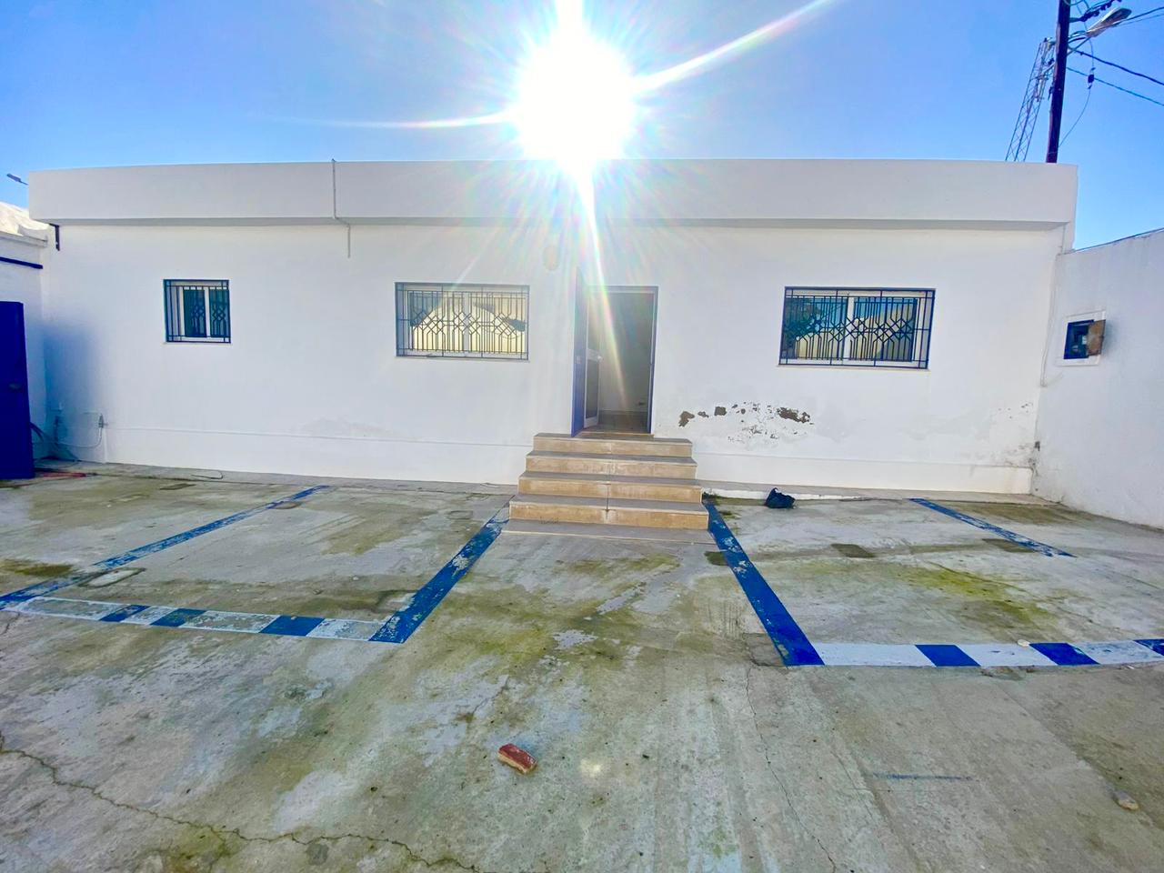 La Soukra&nbsp;La Soukra&nbsp;Bureaux & Commerces&nbsp;Atelier,Garage&nbsp;D�p�t avec showroom � la soukra