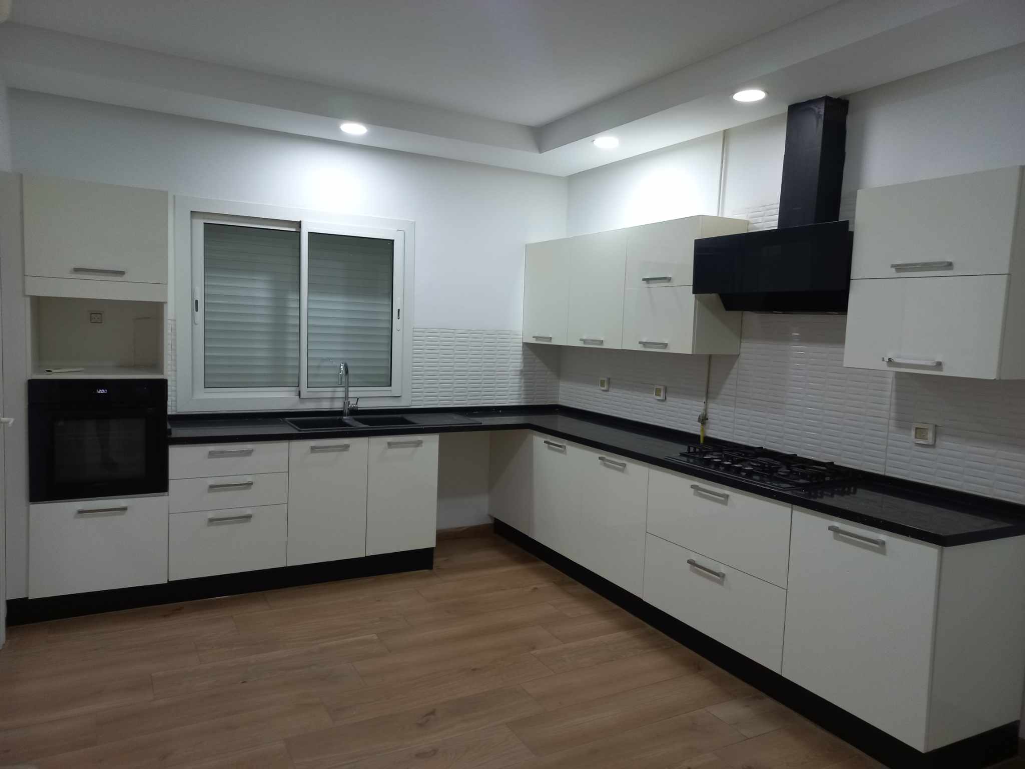 La Marsa&nbsp;El Aouina&nbsp;Location&nbsp;Appart. 2 pi�ces&nbsp;S2 spacieux pas loin du closerie ain zaghouan