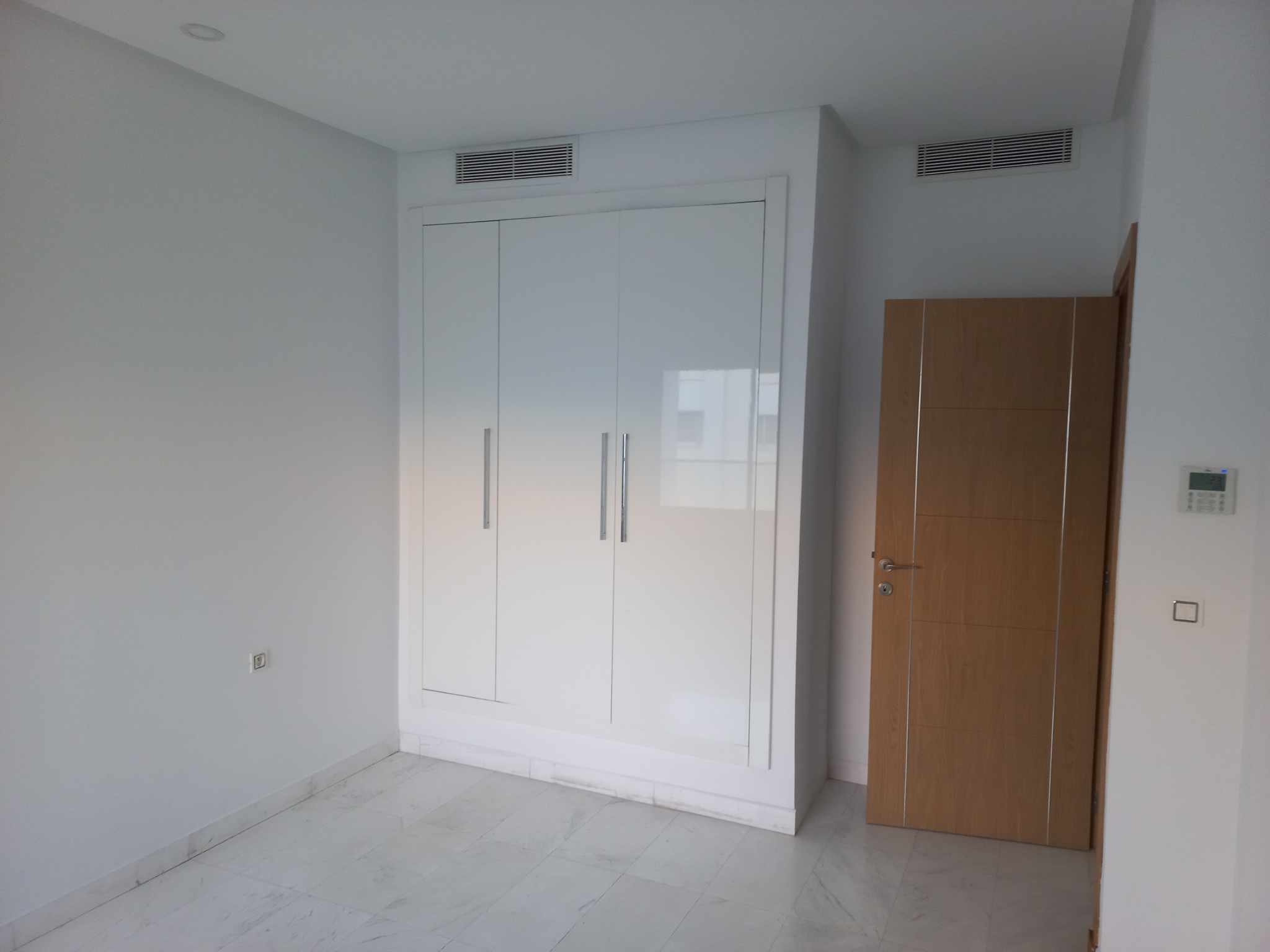 La Marsa&nbsp;El Aouina&nbsp;Location&nbsp;Appart. 2 pi�ces&nbsp;S2 spacieux pas loin du closerie ain zaghouan