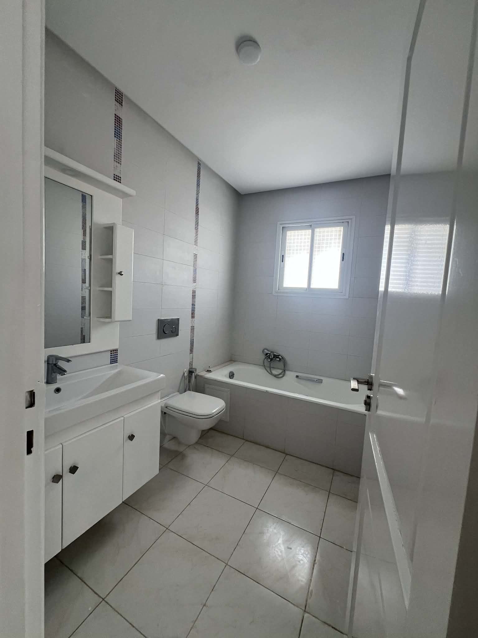 La Marsa&nbsp;Berge Du Lac&nbsp;Location&nbsp;Appart. 5 pi�ces+&nbsp;Bureau hall et 6 pi�ces au lac 2