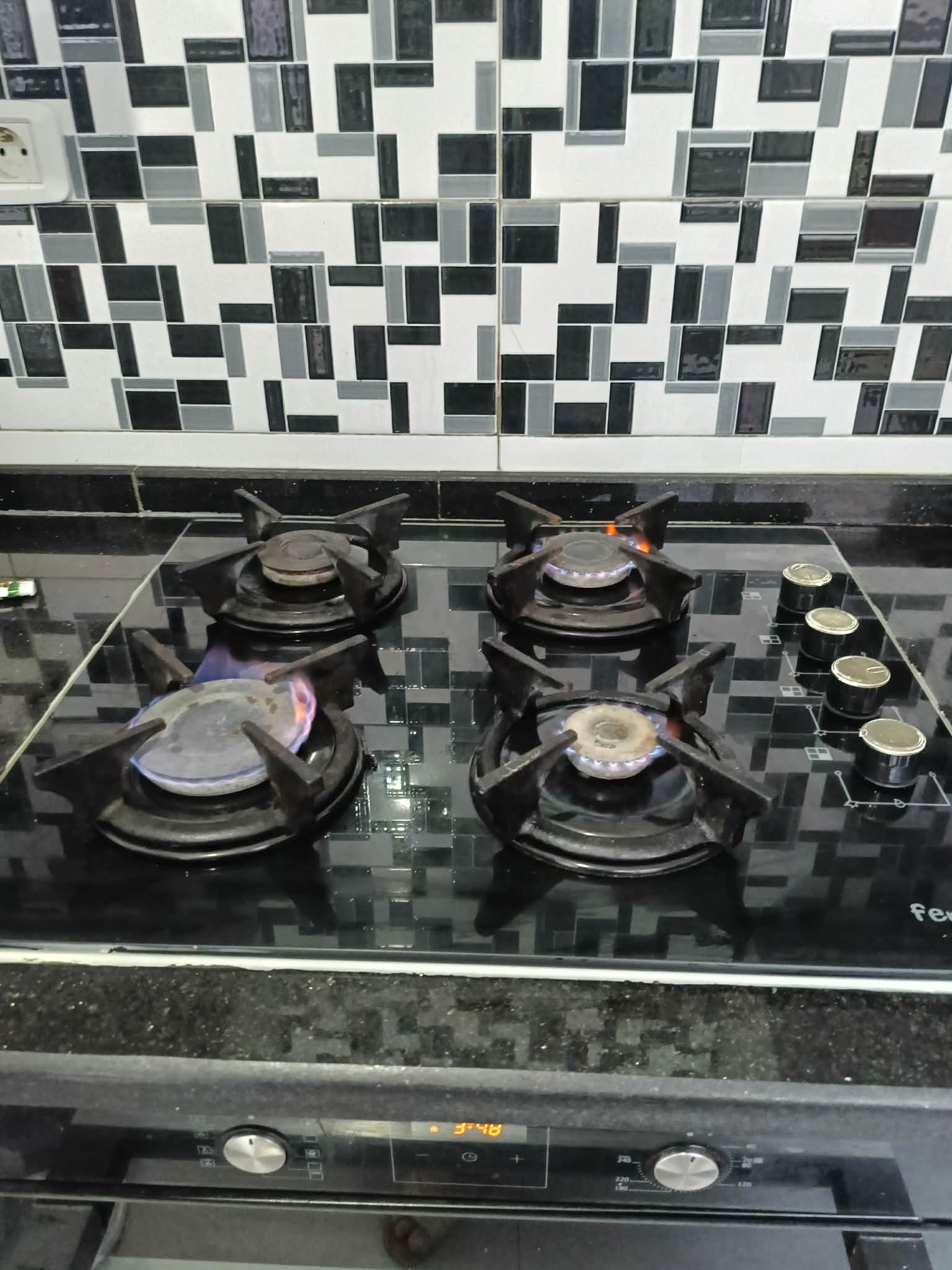 El Kram&nbsp;Le Kram Est&nbsp;Cuisini�re mixte&nbsp;Autre&nbsp;Plaque et hotte aspirante ferr� en tres bon etat