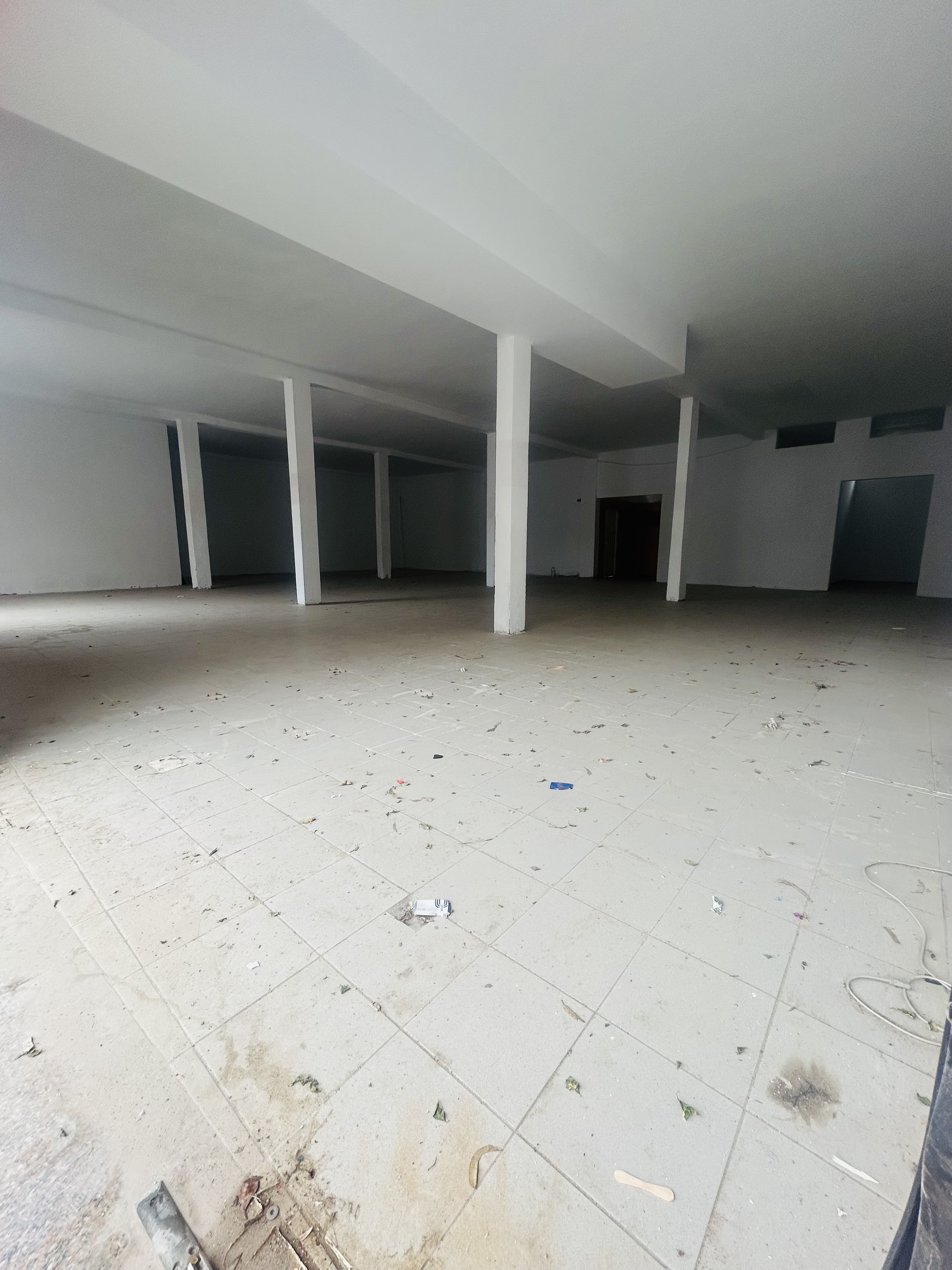 La Soukra&nbsp;Chotrana 2&nbsp;Bureaux & Commerces&nbsp;Atelier,Garage&nbsp;Local 400m emplacement ideal