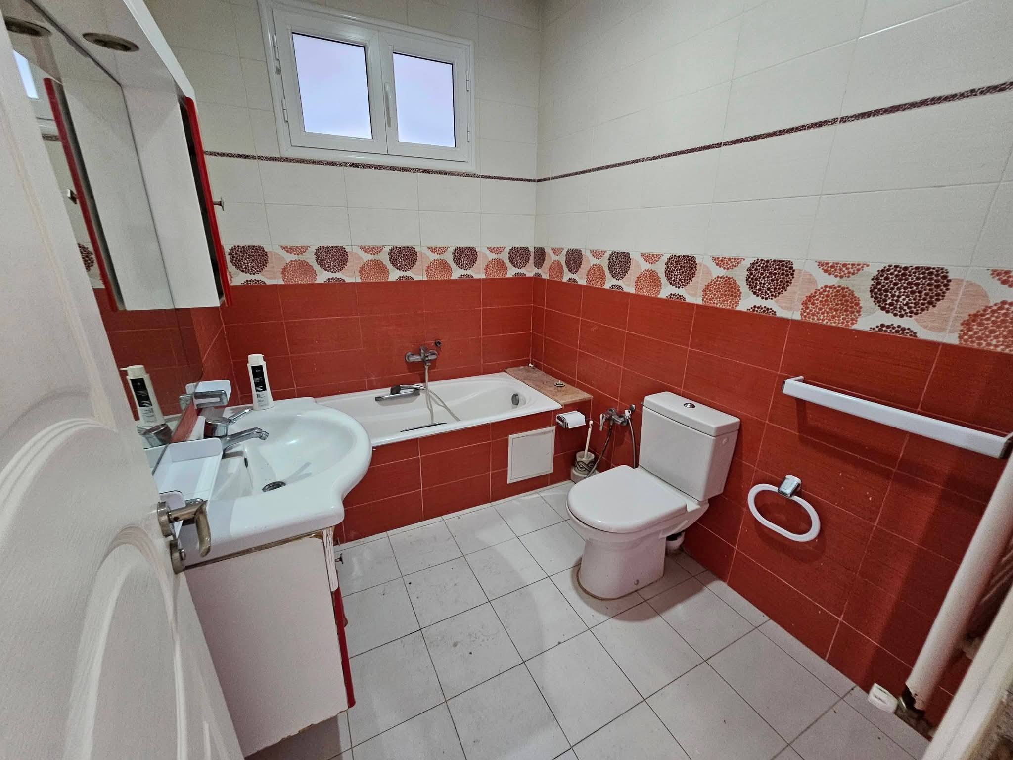 Mnihla&nbsp;Jardins d'el Menzah&nbsp;Location&nbsp;Appart. 5 pi�ces+&nbsp;Etage de villa s4 1650d