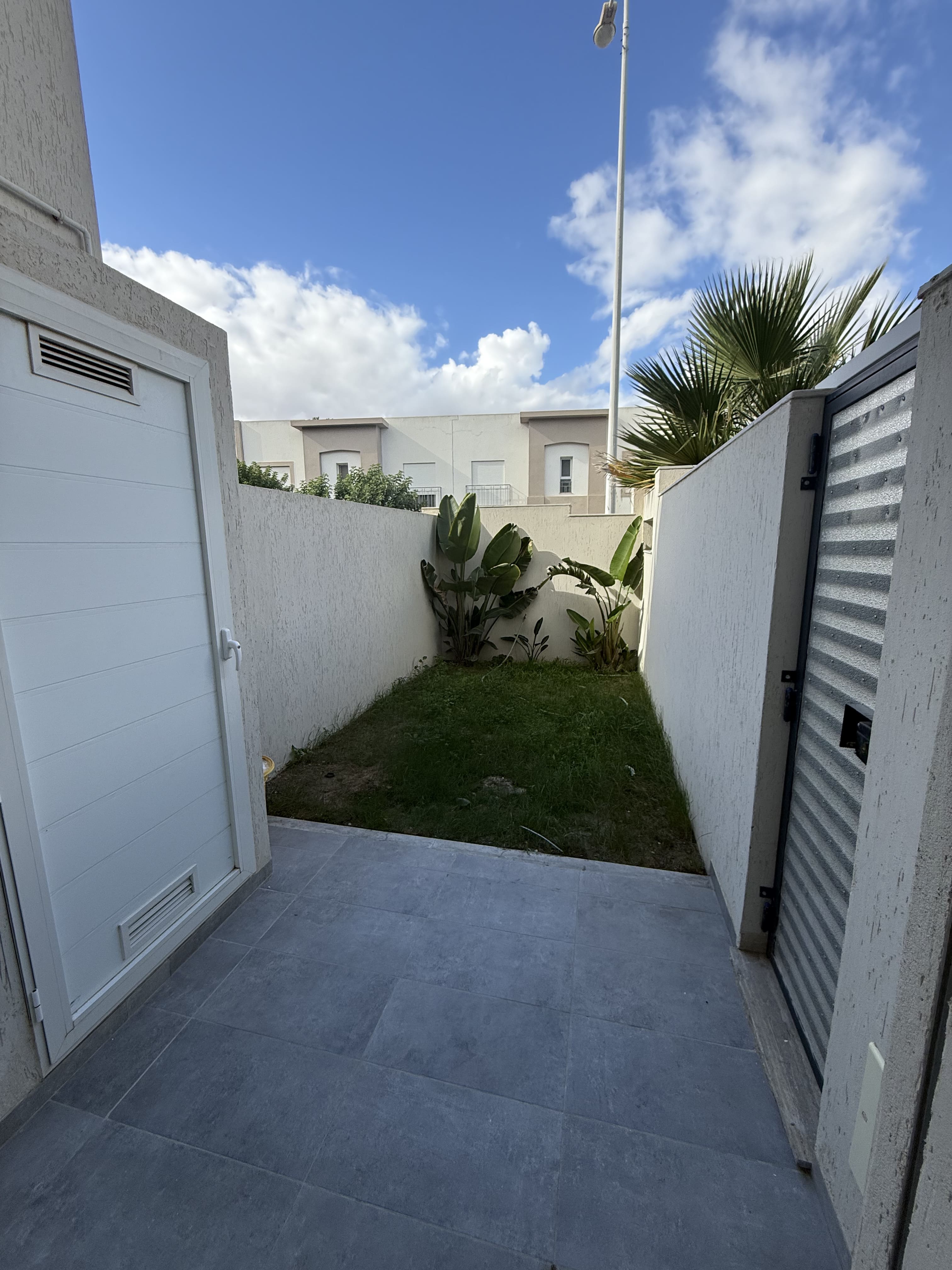 La Soukra&nbsp;Chotrana 3&nbsp;Location&nbsp;Appart. 2 pi�ces&nbsp;Appartement neuf s1 haut standing avec jardin