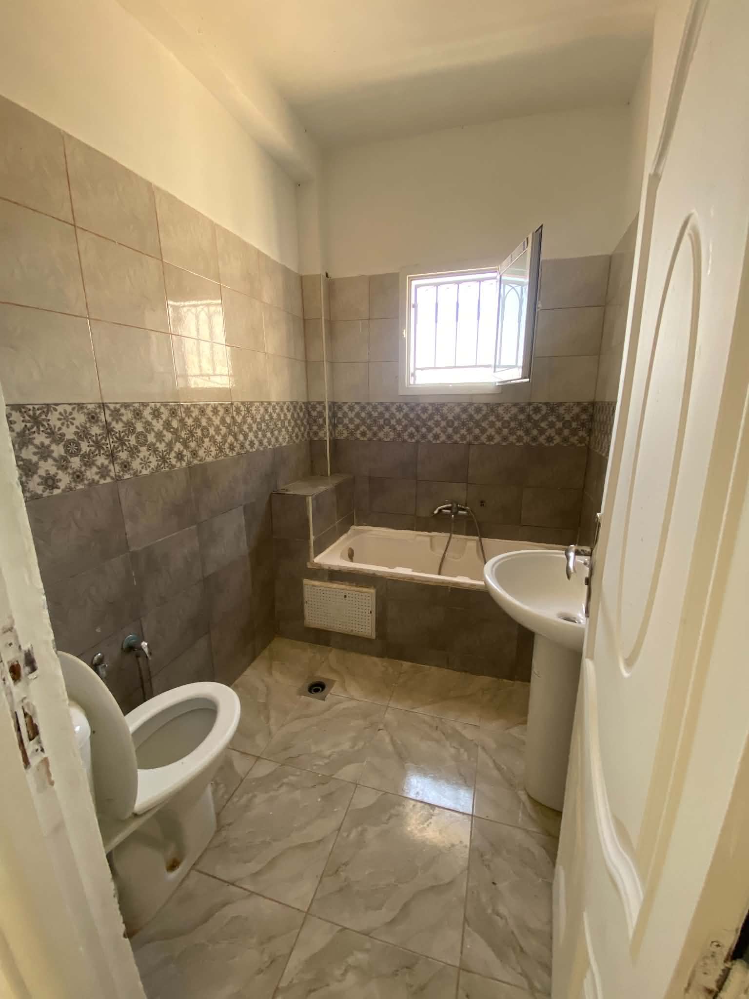 La Marsa&nbsp;Cite Bhar Lazreg&nbsp;Location&nbsp;Appart. 1 pi�ce&nbsp;Un grand  s plus 1 propre