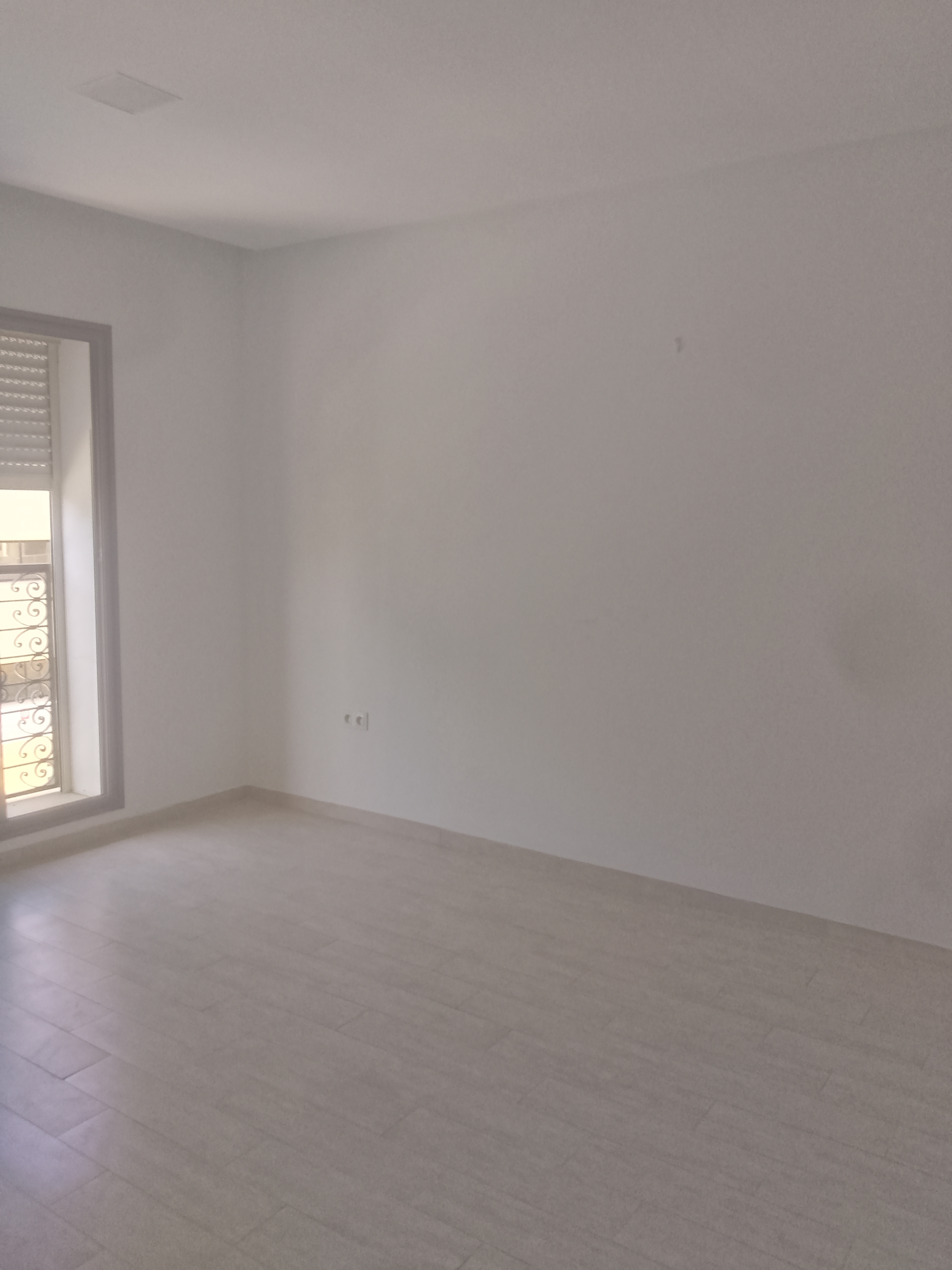 Cite El Khadra&nbsp;Zone urbaine nord&nbsp;Bureaux & Commerces&nbsp;Bureau&nbsp;Un bureau h plus 4 au centre urbain nord