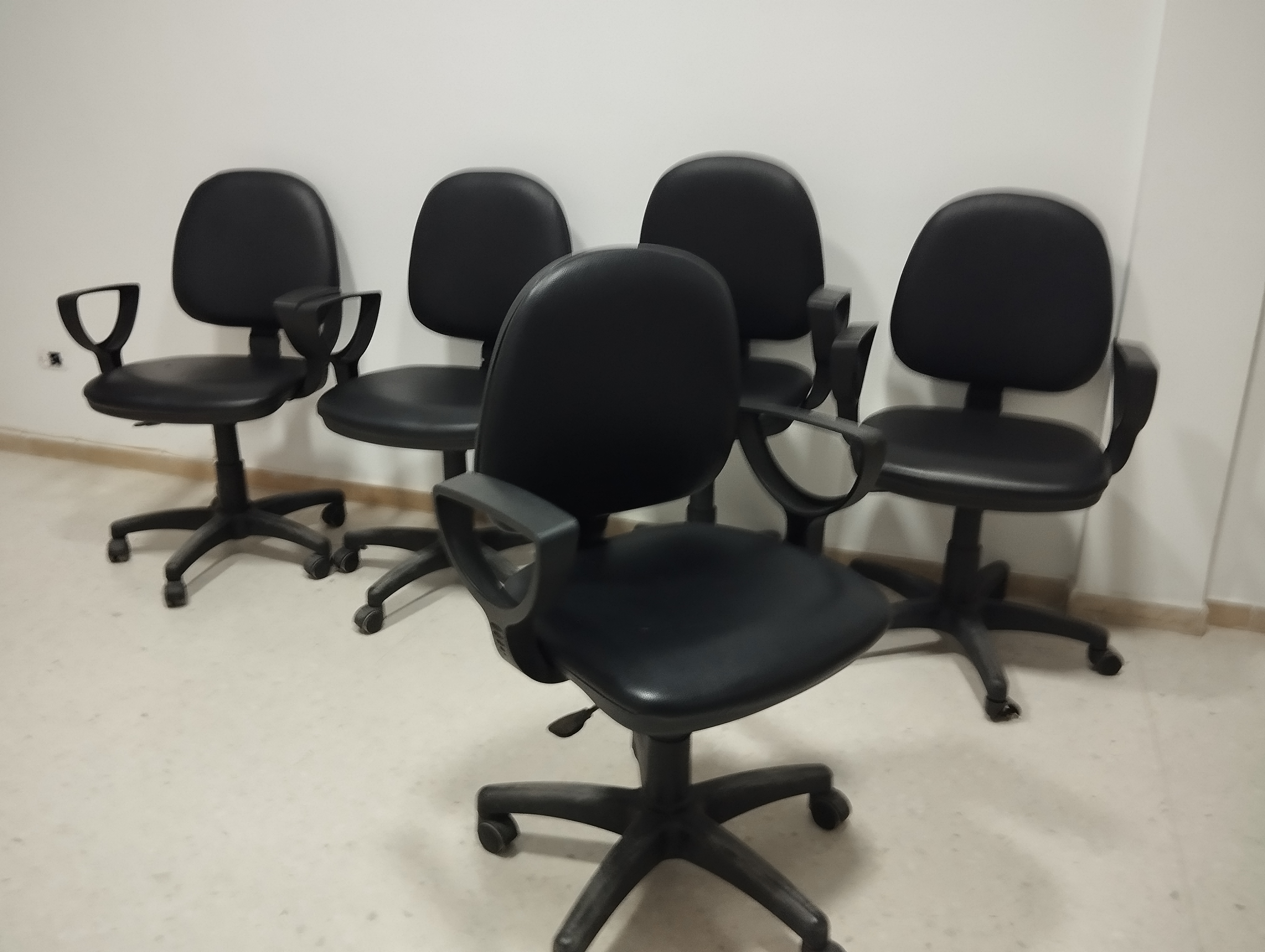 Sfax Ville&nbsp;Sfax&nbsp;Papier&nbsp;Autre&nbsp;Six chaises de bureau informatique