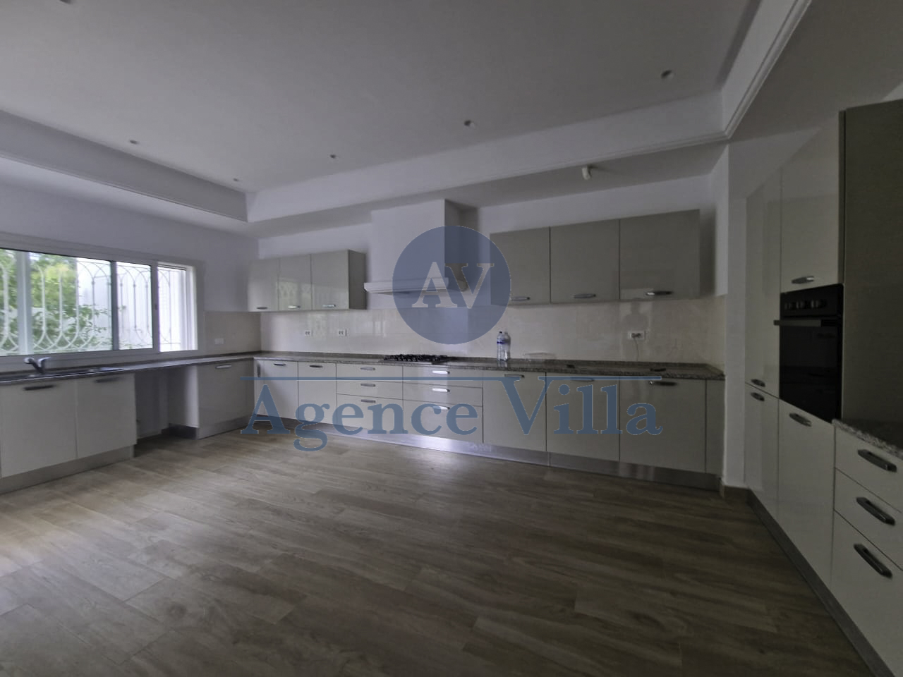 La Marsa&nbsp;Gammart&nbsp;Location&nbsp;Appart. 5 pi�ces+&nbsp;Superbe villa s5 avec piscine � gammarth