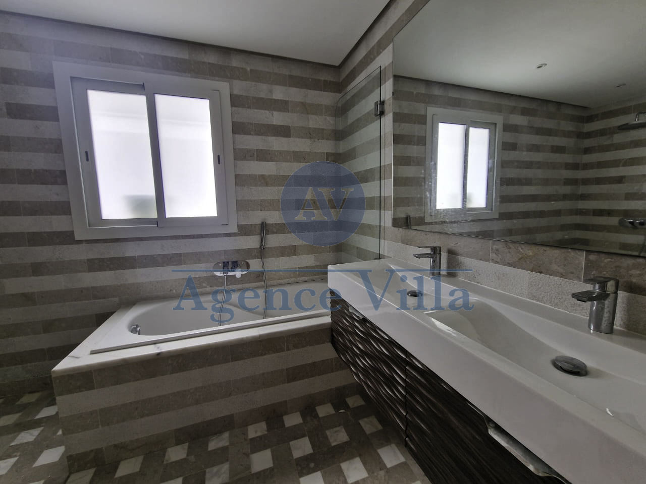 La Marsa&nbsp;Gammart&nbsp;Location&nbsp;Appart. 5 pi�ces+&nbsp;Superbe villa s5 avec piscine � gammarth