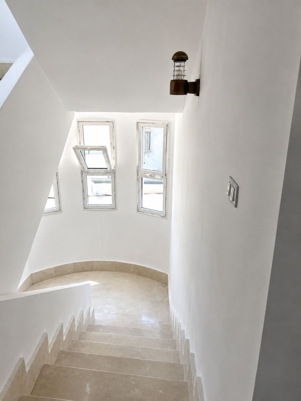 El Mourouj&nbsp;Cite El Mourouj 3 Bis&nbsp;Vente&nbsp;Maisons&nbsp;Maison r2 avec 2 entr�es mourouj 4