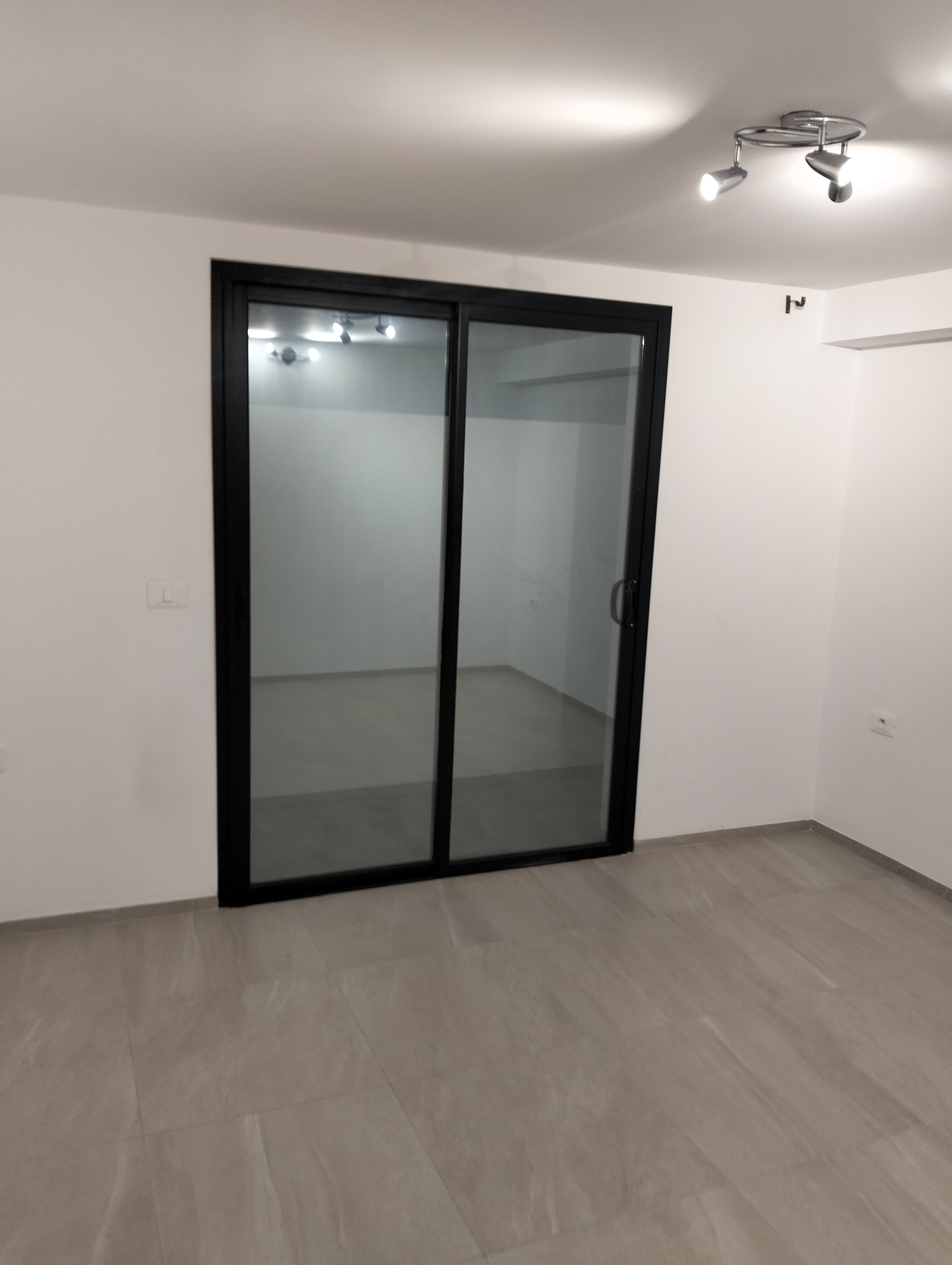 Ariana Ville&nbsp;Cite Ennasr 1&nbsp;Location&nbsp;Appart. 2 pi�ces&nbsp;Appartement salon plus 2 rdc