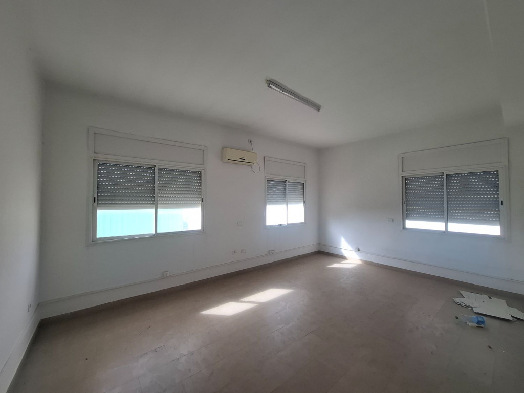 Fouchana&nbsp;Zone Industrielle El Meghira&nbsp;Bureaux & Commerces&nbsp;Bureau&nbsp;Bureau administratif 5p hst � el mghira
