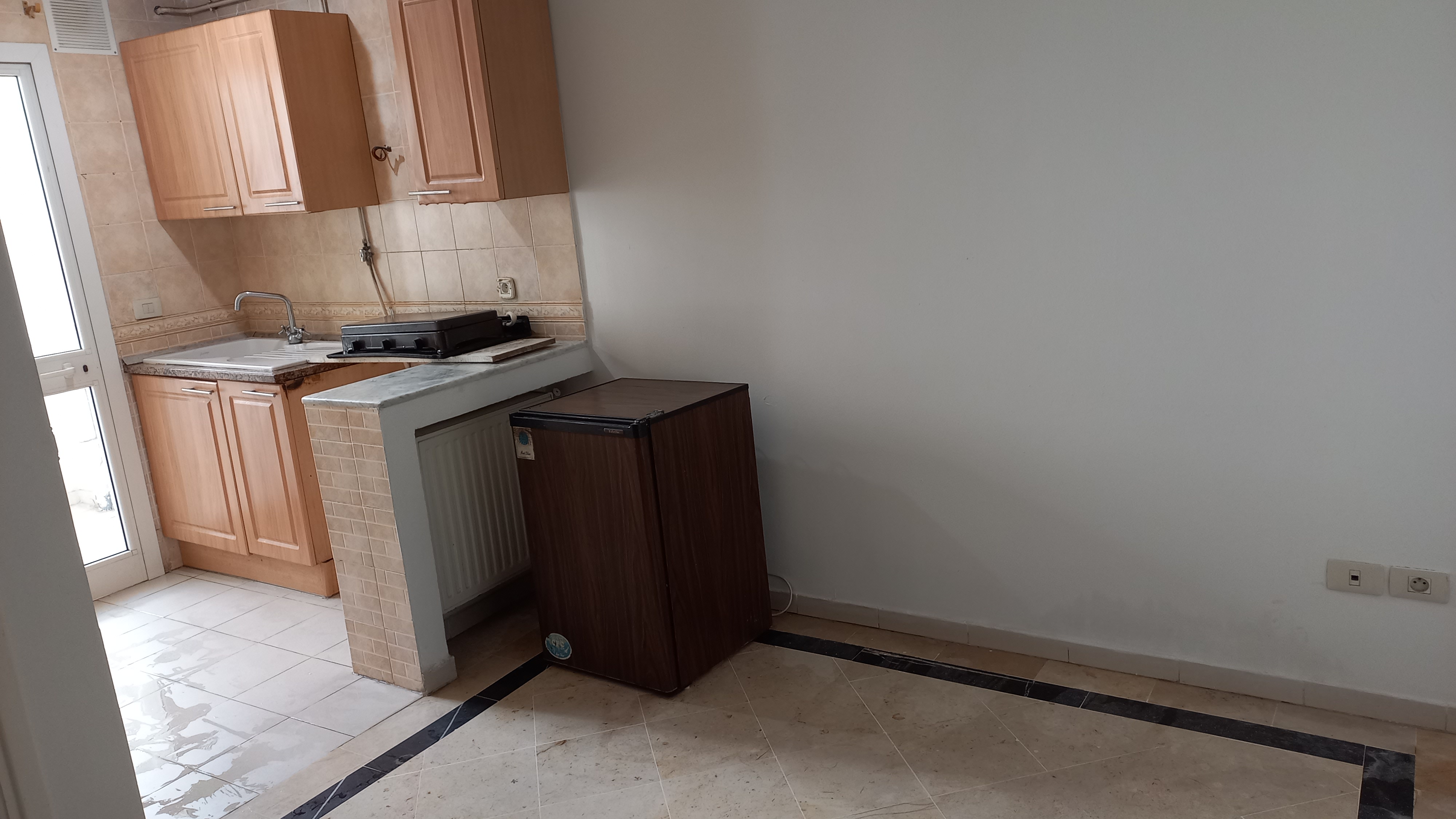 Ain Zaghouan&nbsp;Ain Zaghouan&nbsp;Location&nbsp;Appart. 1 pi�ce&nbsp;Appartement hay el wahat  immeuble badr 3eme etage