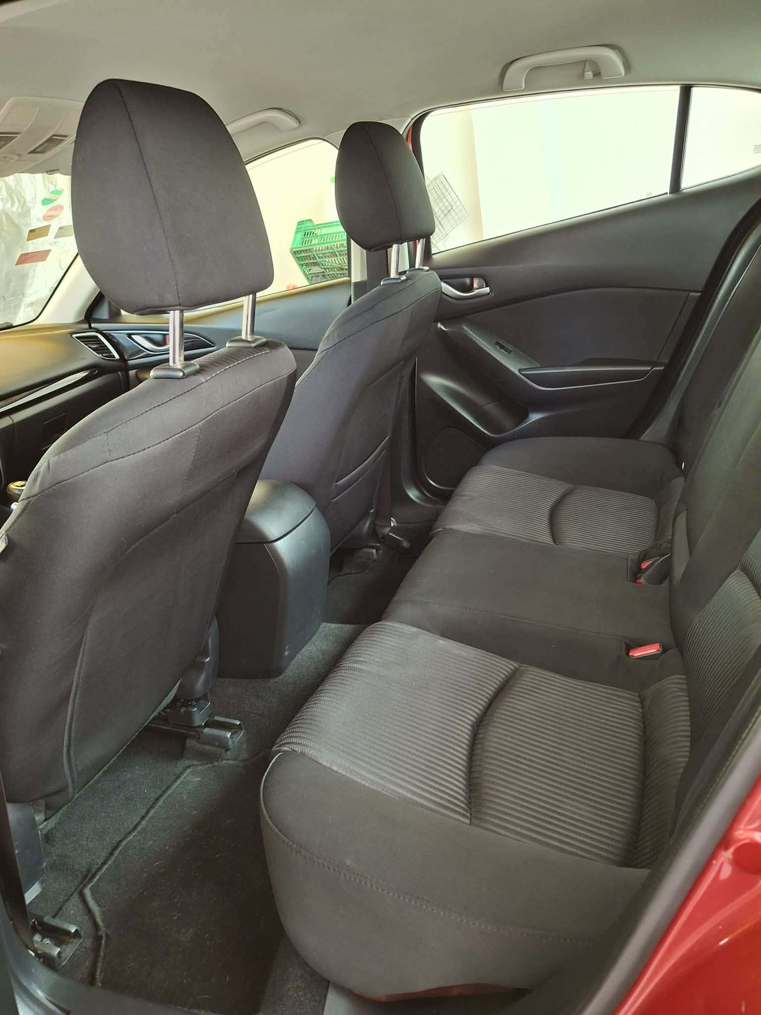 Bou Mhel El Bassatine&nbsp;Cite Plein Air&nbsp;Mazda&nbsp;3&nbsp;Mazda 3 berline rouge cristal