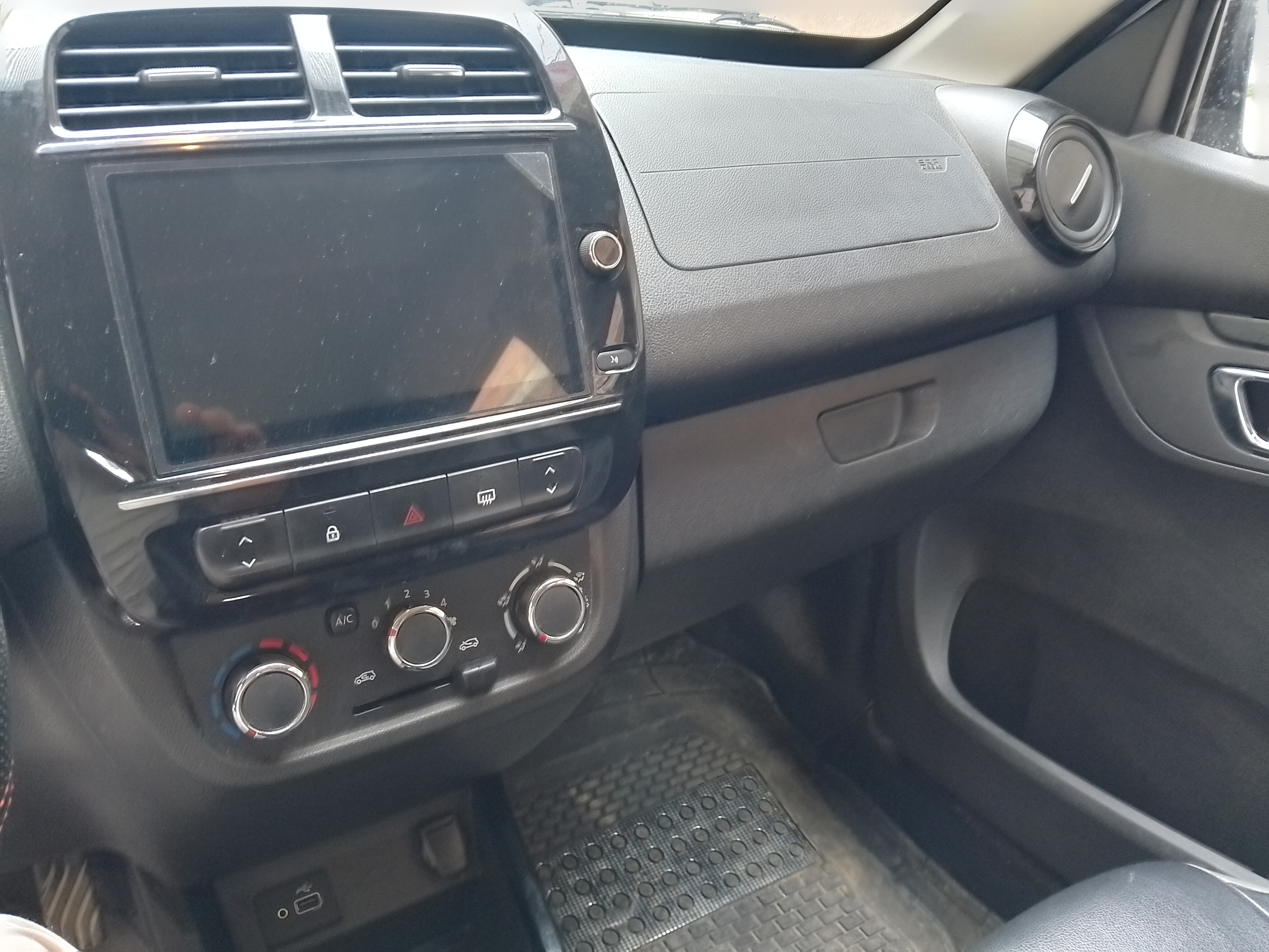 Soliman&nbsp;Soliman&nbsp;Renault&nbsp;Clio&nbsp;Renault kwid 1�re main